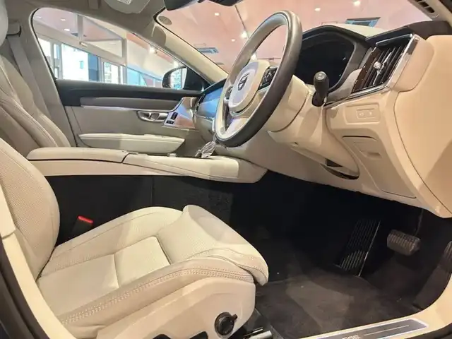 ボルボ ボルボ Ｖ９０ リチャージ アルティメット T8 AWD PHV 道央・札幌 2023(令5)年 1万km デニムブルーメタリック Bowers&Wilkinsプレミアムサウンド/電動パノラマガラスサンルーフ/ヘッドアップディスプレイ/ナッパレザーシート/シートヒーター/シートベンチレーション/ステアリングヒーター/Googleナビ/360°カメラ/ACC/BLIS/LKA/CTA/パイロットアシスト/フルアクティブハイビーム/パワーテールゲート