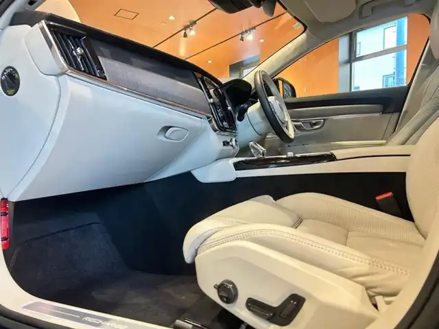 ボルボ ボルボ Ｖ９０ リチャージ アルティメット T8 AWD PHV 道央・札幌 2023(令5)年 1万km デニムブルーメタリック Bowers&Wilkinsプレミアムサウンド/電動パノラマガラスサンルーフ/ヘッドアップディスプレイ/ナッパレザーシート/シートヒーター/シートベンチレーション/ステアリングヒーター/Googleナビ/360°カメラ/ACC/BLIS/LKA/CTA/パイロットアシスト/フルアクティブハイビーム/パワーテールゲート