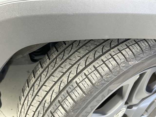 トヨタ ＲＡＶ４ ハイブリッド アドベンチャー 宮城県 2025(令7)年 1.8万km アッシュグレーメタリック/アーバンカーキ 禁煙車/サンルーフ/４ＷＤ/寒冷地仕様/・リアフォグランプ・タイマー付ウインドシールドデアイサー/Toyota Safety Sense	/・プリクラッシュセーフティ/・レーントレーシングアシスト		/・レーダークルーズコントロール/・オートマチックハイビーム/ブラインドスポットモニター（ＢＳＭ）/パワーシート/シートメモリー/シートヒーター/ベンチレーション/レザーシート/純正ディスプレイオーディオ/・BT.USB.MiraCast/フルセグ/バックカメラ/ビルトインETC2.0/LEDヘッドライト/フォグランプ/革巻きステアリング/ステアリングスイッチ/純正フロアマッド/プッシュスタート/横滑り防止機能