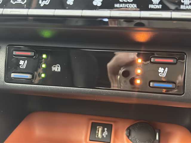 トヨタ ＲＡＶ４ ハイブリッド アドベンチャー 宮城県 2025(令7)年 1.8万km アッシュグレーメタリック/アーバンカーキ 禁煙車/サンルーフ/４ＷＤ/寒冷地仕様/・リアフォグランプ・タイマー付ウインドシールドデアイサー/Toyota Safety Sense	/・プリクラッシュセーフティ/・レーントレーシングアシスト		/・レーダークルーズコントロール/・オートマチックハイビーム/ブラインドスポットモニター（ＢＳＭ）/パワーシート/シートメモリー/シートヒーター/ベンチレーション/レザーシート/純正ディスプレイオーディオ/・BT.USB.MiraCast/フルセグ/バックカメラ/ビルトインETC2.0/LEDヘッドライト/フォグランプ/革巻きステアリング/ステアリングスイッチ/純正フロアマッド/プッシュスタート/横滑り防止機能