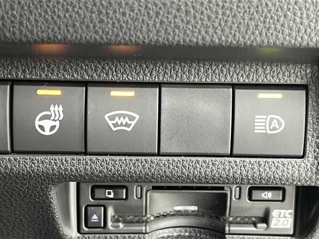 トヨタ ＲＡＶ４ ハイブリッド アドベンチャー 宮城県 2025(令7)年 1.8万km アッシュグレーメタリック/アーバンカーキ 禁煙車/サンルーフ/４ＷＤ/寒冷地仕様/・リアフォグランプ・タイマー付ウインドシールドデアイサー/Toyota Safety Sense	/・プリクラッシュセーフティ/・レーントレーシングアシスト		/・レーダークルーズコントロール/・オートマチックハイビーム/ブラインドスポットモニター（ＢＳＭ）/パワーシート/シートメモリー/シートヒーター/ベンチレーション/レザーシート/純正ディスプレイオーディオ/・BT.USB.MiraCast/フルセグ/バックカメラ/ビルトインETC2.0/LEDヘッドライト/フォグランプ/革巻きステアリング/ステアリングスイッチ/純正フロアマッド/プッシュスタート/横滑り防止機能