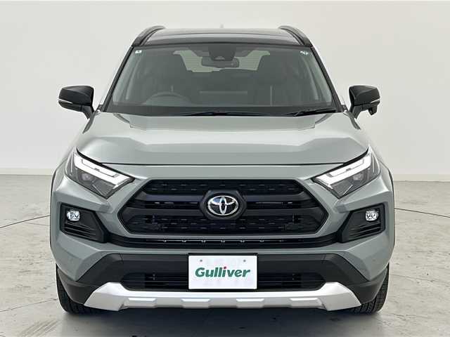 トヨタ ＲＡＶ４ ハイブリッド アドベンチャー 宮城県 2025(令7)年 1.8万km アッシュグレーメタリック/アーバンカーキ 禁煙車/サンルーフ/４ＷＤ/寒冷地仕様/・リアフォグランプ・タイマー付ウインドシールドデアイサー/Toyota Safety Sense	/・プリクラッシュセーフティ/・レーントレーシングアシスト		/・レーダークルーズコントロール/・オートマチックハイビーム/ブラインドスポットモニター（ＢＳＭ）/パワーシート/シートメモリー/シートヒーター/ベンチレーション/レザーシート/純正ディスプレイオーディオ/・BT.USB.MiraCast/フルセグ/バックカメラ/ビルトインETC2.0/LEDヘッドライト/フォグランプ/革巻きステアリング/ステアリングスイッチ/純正フロアマッド/プッシュスタート/横滑り防止機能