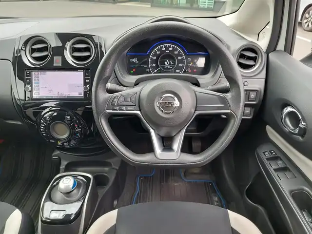 日産 ノート e－パワー X 東京都 2017(平29)年 7.1万km ブリリアントホワイトパール エマージェンシーブレーキ/レーンキープアシスト/純正SDナビ（MM317D-W）/CD/DVD/BT/AM/FM/TV/LEDヘッドライト/純正ドライブレコーダー/ETC/16インチアルミホイール/アイドリングストップ/横滑り防止装置