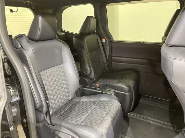 トヨタ ヴォクシー ハイブリッド S－Z 愛媛県 2023(令5)年 2.7万km アティチュードブラックマイカ 快適利便パッケージ(High)/純正14インチ後席モニター　/CD・DVDデッキ　/ブラインドスポットモニター　/______________________/純正１０型ナビ／純正１４型フリップダウンモニター／快適利便／ブラインドスポットモニター／両側電動スライドドア／電動リアゲート／衝突被害軽減ブレーキ／シートヒーター／ＴＶ／Ｂｌｕｅｔｏｏｔｈ／禁煙