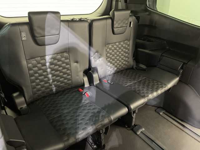 トヨタ ヴォクシー ハイブリッド S－Z 愛媛県 2023(令5)年 2.7万km アティチュードブラックマイカ 快適利便パッケージ(High)/純正14インチ後席モニター　/CD・DVDデッキ　/ブラインドスポットモニター　/______________________/純正１０型ナビ／純正１４型フリップダウンモニター／快適利便／ブラインドスポットモニター／両側電動スライドドア／電動リアゲート／衝突被害軽減ブレーキ／シートヒーター／ＴＶ／Ｂｌｕｅｔｏｏｔｈ／禁煙