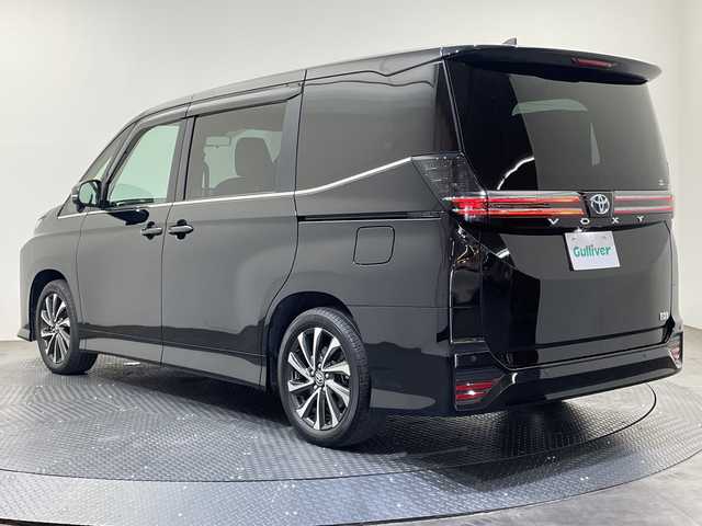 トヨタ ヴォクシー ハイブリッド S－Z 愛媛県 2023(令5)年 2.7万km アティチュードブラックマイカ 快適利便パッケージ(High)/純正14インチ後席モニター　/CD・DVDデッキ　/ブラインドスポットモニター　/______________________/純正１０型ナビ／純正１４型フリップダウンモニター／快適利便／ブラインドスポットモニター／両側電動スライドドア／電動リアゲート／衝突被害軽減ブレーキ／シートヒーター／ＴＶ／Ｂｌｕｅｔｏｏｔｈ／禁煙