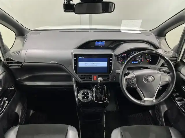 トヨタ ノア Si ダブルバイビーⅢ 愛知県 2021(令3)年 6.1万km ホワイトパールクリスタルシャイン 純正１０インチナビ/純正12インチフリップダウンモニター/両側パワースライドドア/プリクラッシュセーフティ/レーンディパーチャーアラート/クリアランスソナー/先行車発進告知/クルーズコントロール/ハーフレザーシート/バックカメラ/前後ドライブレコーダー/ビルトインＥＴＣ/ＵＳＢ＆HDMI入力端子/アクセサリーソケット/ＬＥＤヘッドライト/オートハイビーム/アイドリングストップ/ISOFIX/純正フロアマット/純正16インチアルミホイール