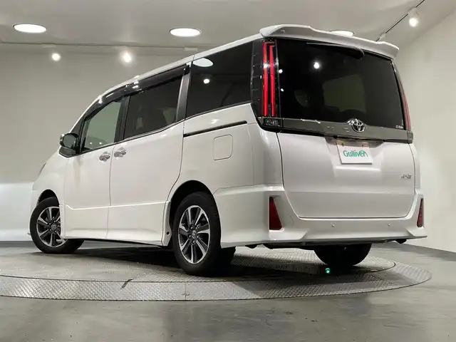 トヨタ ノア Si ダブルバイビーⅢ 愛知県 2021(令3)年 6.1万km ホワイトパールクリスタルシャイン 純正１０インチナビ/純正12インチフリップダウンモニター/両側パワースライドドア/プリクラッシュセーフティ/レーンディパーチャーアラート/クリアランスソナー/先行車発進告知/クルーズコントロール/ハーフレザーシート/バックカメラ/前後ドライブレコーダー/ビルトインＥＴＣ/ＵＳＢ＆HDMI入力端子/アクセサリーソケット/ＬＥＤヘッドライト/オートハイビーム/アイドリングストップ/ISOFIX/純正フロアマット/純正16インチアルミホイール