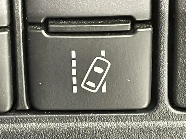 トヨタ ノア Si ダブルバイビーⅢ 愛知県 2021(令3)年 6.1万km ホワイトパールクリスタルシャイン 純正１０インチナビ/純正12インチフリップダウンモニター/両側パワースライドドア/プリクラッシュセーフティ/レーンディパーチャーアラート/クリアランスソナー/先行車発進告知/クルーズコントロール/ハーフレザーシート/バックカメラ/前後ドライブレコーダー/ビルトインＥＴＣ/ＵＳＢ＆HDMI入力端子/アクセサリーソケット/ＬＥＤヘッドライト/オートハイビーム/アイドリングストップ/ISOFIX/純正フロアマット/純正16インチアルミホイール