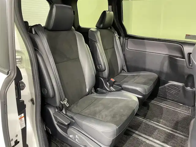 トヨタ ノア Si ダブルバイビーⅢ 愛知県 2021(令3)年 6.1万km ホワイトパールクリスタルシャイン 純正１０インチナビ/純正12インチフリップダウンモニター/両側パワースライドドア/プリクラッシュセーフティ/レーンディパーチャーアラート/クリアランスソナー/先行車発進告知/クルーズコントロール/ハーフレザーシート/バックカメラ/前後ドライブレコーダー/ビルトインＥＴＣ/ＵＳＢ＆HDMI入力端子/アクセサリーソケット/ＬＥＤヘッドライト/オートハイビーム/アイドリングストップ/ISOFIX/純正フロアマット/純正16インチアルミホイール