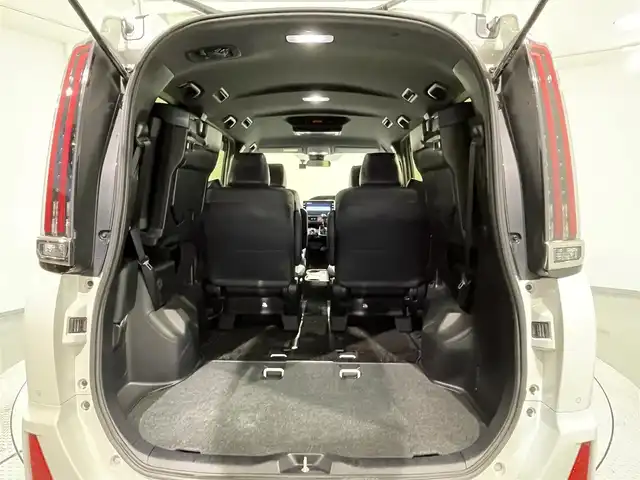 トヨタ ノア Si ダブルバイビーⅢ 愛知県 2021(令3)年 6.1万km ホワイトパールクリスタルシャイン 純正１０インチナビ/純正12インチフリップダウンモニター/両側パワースライドドア/プリクラッシュセーフティ/レーンディパーチャーアラート/クリアランスソナー/先行車発進告知/クルーズコントロール/ハーフレザーシート/バックカメラ/前後ドライブレコーダー/ビルトインＥＴＣ/ＵＳＢ＆HDMI入力端子/アクセサリーソケット/ＬＥＤヘッドライト/オートハイビーム/アイドリングストップ/ISOFIX/純正フロアマット/純正16インチアルミホイール