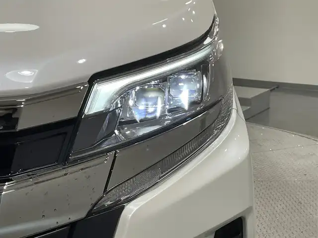 トヨタ ノア Si ダブルバイビーⅢ 愛知県 2021(令3)年 6.1万km ホワイトパールクリスタルシャイン 純正１０インチナビ/純正12インチフリップダウンモニター/両側パワースライドドア/プリクラッシュセーフティ/レーンディパーチャーアラート/クリアランスソナー/先行車発進告知/クルーズコントロール/ハーフレザーシート/バックカメラ/前後ドライブレコーダー/ビルトインＥＴＣ/ＵＳＢ＆HDMI入力端子/アクセサリーソケット/ＬＥＤヘッドライト/オートハイビーム/アイドリングストップ/ISOFIX/純正フロアマット/純正16インチアルミホイール