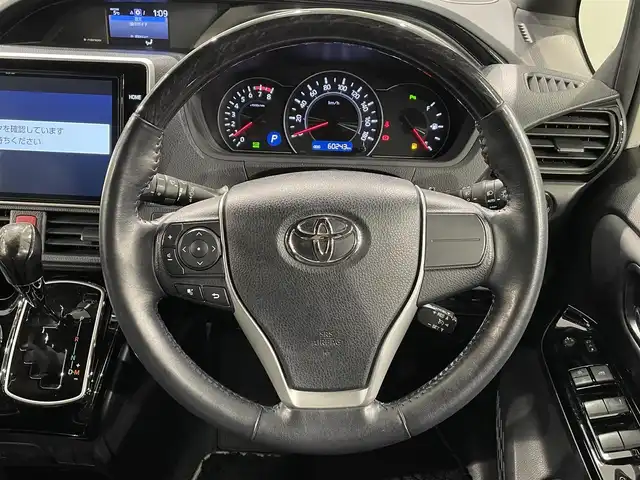 トヨタ ノア Si ダブルバイビーⅢ 愛知県 2021(令3)年 6.1万km ホワイトパールクリスタルシャイン 純正１０インチナビ/純正12インチフリップダウンモニター/両側パワースライドドア/プリクラッシュセーフティ/レーンディパーチャーアラート/クリアランスソナー/先行車発進告知/クルーズコントロール/ハーフレザーシート/バックカメラ/前後ドライブレコーダー/ビルトインＥＴＣ/ＵＳＢ＆HDMI入力端子/アクセサリーソケット/ＬＥＤヘッドライト/オートハイビーム/アイドリングストップ/ISOFIX/純正フロアマット/純正16インチアルミホイール