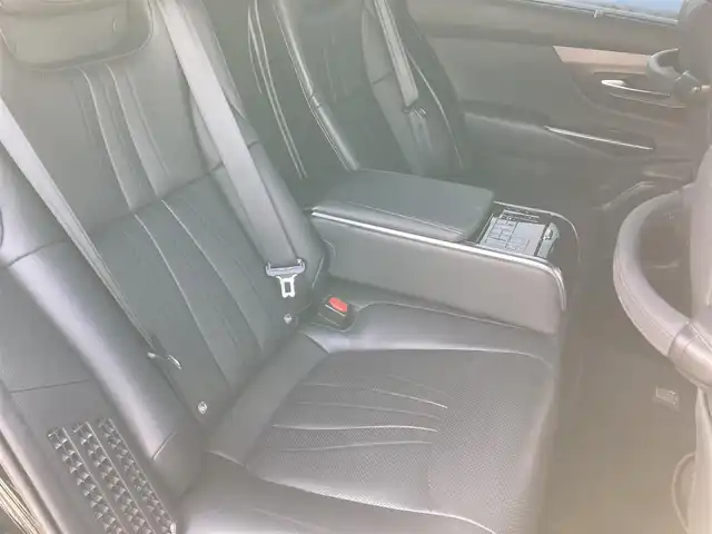 トヨタ クラウン ハイブリッド G－エグゼクティブ Four 岩手県 2021(令3)年 9.1万km ブラック 4WD/純正12.3型ナビ/フルセグTV/バックモニター/ビルトインETC2.0/レーダークルーズコントロール/クリアランスソナー/セーフティセンス/・衝突被害軽減ブレーキ/・車線逸脱防止支援システム/・アダプティブハイビーム/・交通標識認識機能/・ドライバー異常時対応システム/ブラインドスポットモニター/デジタルインナーミラー/3眼LEDヘッドランプ/革巻きステアリング/ブラック革シート/パワーシート/シートヒーター/前席シートベンチレーション/運転席ポジションメモリー/純正18インチアルミホイール/スマートキー/プッシュエンジンスタート/禁煙車