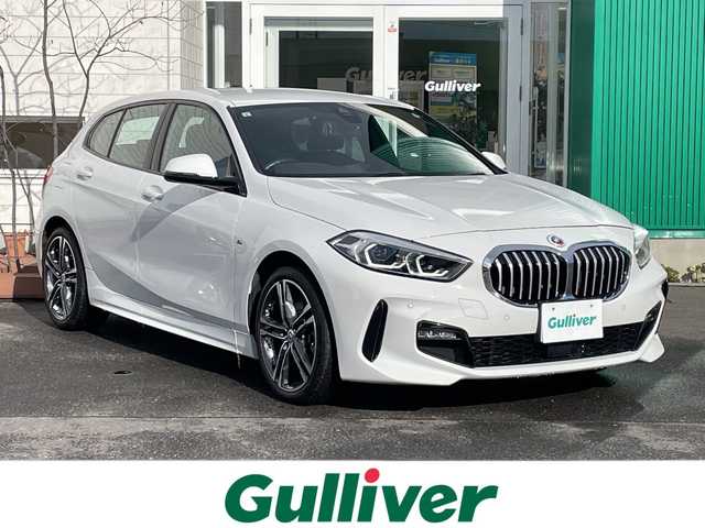 ＢＭＷ ＢＭＷ １１８ｉ Mスポーツ 青森県 2023(令5)年 0.9万km アルピンホワイトⅢ 純正10.25インチワイドディスプレイHDDナビ/Bluetooth・Applecarplay・USB/バックカメラ/合皮コンビシート/前席パワーシート/パワーバックドア/ドライビングアシスト/衝突軽減ブレーキ/追従クルーズコントロール/レーンディパーチャーウォーニング/パーキングアシスト/前後パークディスタンスコントロール/ワイヤレスチャージング/ルームミラー型ETC2.0/LEDヘッドライト/LEDフォグランプ/純正18インチアルミホイール