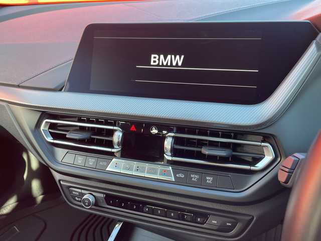 ＢＭＷ ＢＭＷ １１８ｉ Mスポーツ 青森県 2023(令5)年 0.9万km アルピンホワイトⅢ 純正10.25インチワイドディスプレイHDDナビ/Bluetooth・Applecarplay・USB/バックカメラ/合皮コンビシート/前席パワーシート/パワーバックドア/ドライビングアシスト/衝突軽減ブレーキ/追従クルーズコントロール/レーンディパーチャーウォーニング/パーキングアシスト/前後パークディスタンスコントロール/ワイヤレスチャージング/ルームミラー型ETC2.0/LEDヘッドライト/LEDフォグランプ/純正18インチアルミホイール