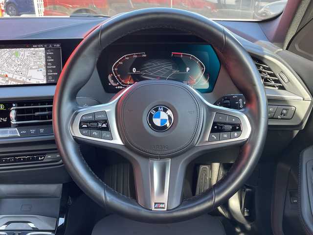 ＢＭＷ ＢＭＷ １１８ｉ Mスポーツ 青森県 2023(令5)年 0.9万km アルピンホワイトⅢ 純正10.25インチワイドディスプレイHDDナビ/Bluetooth・Applecarplay・USB/バックカメラ/合皮コンビシート/前席パワーシート/パワーバックドア/ドライビングアシスト/衝突軽減ブレーキ/追従クルーズコントロール/レーンディパーチャーウォーニング/パーキングアシスト/前後パークディスタンスコントロール/ワイヤレスチャージング/ルームミラー型ETC2.0/LEDヘッドライト/LEDフォグランプ/純正18インチアルミホイール