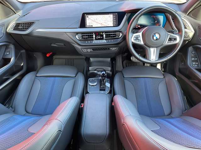 ＢＭＷ ＢＭＷ １１８ｉ Mスポーツ 青森県 2023(令5)年 0.9万km アルピンホワイトⅢ 純正10.25インチワイドディスプレイHDDナビ/Bluetooth・Applecarplay・USB/バックカメラ/合皮コンビシート/前席パワーシート/パワーバックドア/ドライビングアシスト/衝突軽減ブレーキ/追従クルーズコントロール/レーンディパーチャーウォーニング/パーキングアシスト/前後パークディスタンスコントロール/ワイヤレスチャージング/ルームミラー型ETC2.0/LEDヘッドライト/LEDフォグランプ/純正18インチアルミホイール