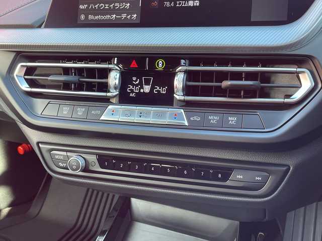 ＢＭＷ ＢＭＷ １１８ｉ Mスポーツ 青森県 2023(令5)年 0.9万km アルピンホワイトⅢ 純正10.25インチワイドディスプレイHDDナビ/Bluetooth・Applecarplay・USB/バックカメラ/合皮コンビシート/前席パワーシート/パワーバックドア/ドライビングアシスト/衝突軽減ブレーキ/追従クルーズコントロール/レーンディパーチャーウォーニング/パーキングアシスト/前後パークディスタンスコントロール/ワイヤレスチャージング/ルームミラー型ETC2.0/LEDヘッドライト/LEDフォグランプ/純正18インチアルミホイール