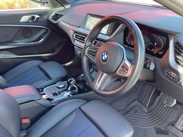 ＢＭＷ ＢＭＷ １１８ｉ Mスポーツ 青森県 2023(令5)年 0.9万km アルピンホワイトⅢ 純正10.25インチワイドディスプレイHDDナビ/Bluetooth・Applecarplay・USB/バックカメラ/合皮コンビシート/前席パワーシート/パワーバックドア/ドライビングアシスト/衝突軽減ブレーキ/追従クルーズコントロール/レーンディパーチャーウォーニング/パーキングアシスト/前後パークディスタンスコントロール/ワイヤレスチャージング/ルームミラー型ETC2.0/LEDヘッドライト/LEDフォグランプ/純正18インチアルミホイール