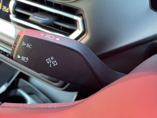 ＢＭＷ ＢＭＷ １１８ｉ Mスポーツ 青森県 2023(令5)年 0.9万km アルピンホワイトⅢ 純正10.25インチワイドディスプレイHDDナビ/Bluetooth・Applecarplay・USB/バックカメラ/合皮コンビシート/前席パワーシート/パワーバックドア/ドライビングアシスト/衝突軽減ブレーキ/追従クルーズコントロール/レーンディパーチャーウォーニング/パーキングアシスト/前後パークディスタンスコントロール/ワイヤレスチャージング/ルームミラー型ETC2.0/LEDヘッドライト/LEDフォグランプ/純正18インチアルミホイール