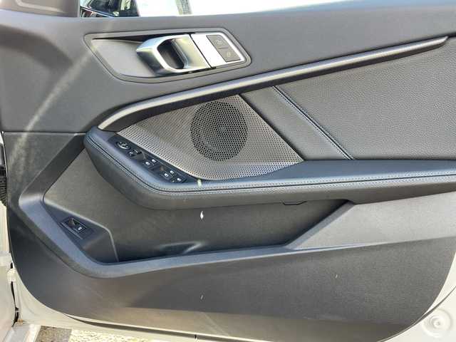 ＢＭＷ ＢＭＷ １１８ｉ Mスポーツ 青森県 2023(令5)年 0.9万km アルピンホワイトⅢ 純正10.25インチワイドディスプレイHDDナビ/Bluetooth・Applecarplay・USB/バックカメラ/合皮コンビシート/前席パワーシート/パワーバックドア/ドライビングアシスト/衝突軽減ブレーキ/追従クルーズコントロール/レーンディパーチャーウォーニング/パーキングアシスト/前後パークディスタンスコントロール/ワイヤレスチャージング/ルームミラー型ETC2.0/LEDヘッドライト/LEDフォグランプ/純正18インチアルミホイール