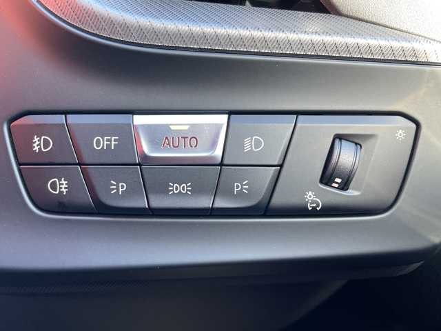 ＢＭＷ ＢＭＷ １１８ｉ Mスポーツ 青森県 2023(令5)年 0.9万km アルピンホワイトⅢ 純正10.25インチワイドディスプレイHDDナビ/Bluetooth・Applecarplay・USB/バックカメラ/合皮コンビシート/前席パワーシート/パワーバックドア/ドライビングアシスト/衝突軽減ブレーキ/追従クルーズコントロール/レーンディパーチャーウォーニング/パーキングアシスト/前後パークディスタンスコントロール/ワイヤレスチャージング/ルームミラー型ETC2.0/LEDヘッドライト/LEDフォグランプ/純正18インチアルミホイール