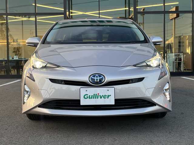 トヨタ プリウス Sセーフティプラス 愛媛県 2016(平28)年 3.5万km スティールブロンドM 禁煙車/登録時走行距離：34709km/ディーラーオプション純正9インチナビ/CD/DVD/フルセグTV/Bluetooth/バックカメラ/ビルトインETC2.0/ヘッドアップディスプレイ/衝突被害軽減システム/クリアランスソナー/横滑り防止装置/レーンキープアシスト/パーキングアシスト/LEDヘッドライト/フォグランプ/オートライト/オートマチックハイビーム/エンジンスタートボタン/スマートキー/スペアキー/純正フロアマット/純正15インチアルミホイール