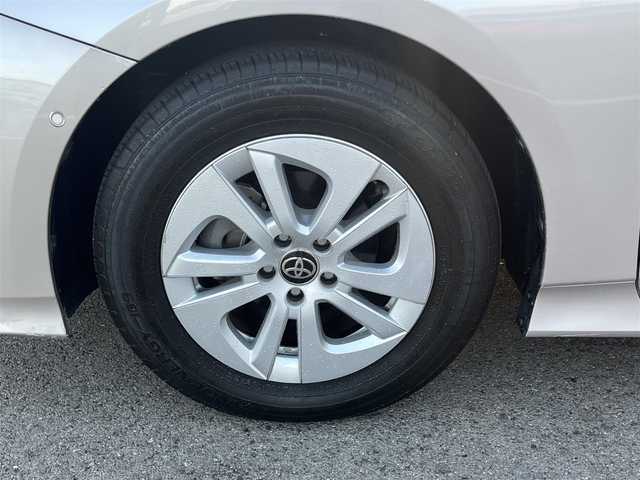 トヨタ プリウス Sセーフティプラス 愛媛県 2016(平28)年 3.5万km スティールブロンドM 禁煙車/登録時走行距離：34709km/ディーラーオプション純正9インチナビ/CD/DVD/フルセグTV/Bluetooth/バックカメラ/ビルトインETC2.0/ヘッドアップディスプレイ/衝突被害軽減システム/クリアランスソナー/横滑り防止装置/レーンキープアシスト/パーキングアシスト/LEDヘッドライト/フォグランプ/オートライト/オートマチックハイビーム/エンジンスタートボタン/スマートキー/スペアキー/純正フロアマット/純正15インチアルミホイール