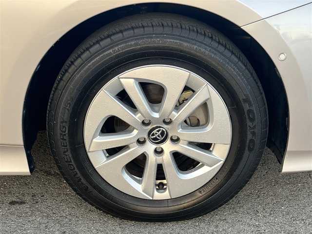 トヨタ プリウス Sセーフティプラス 愛媛県 2016(平28)年 3.5万km スティールブロンドM 禁煙車/登録時走行距離：34709km/ディーラーオプション純正9インチナビ/CD/DVD/フルセグTV/Bluetooth/バックカメラ/ビルトインETC2.0/ヘッドアップディスプレイ/衝突被害軽減システム/クリアランスソナー/横滑り防止装置/レーンキープアシスト/パーキングアシスト/LEDヘッドライト/フォグランプ/オートライト/オートマチックハイビーム/エンジンスタートボタン/スマートキー/スペアキー/純正フロアマット/純正15インチアルミホイール