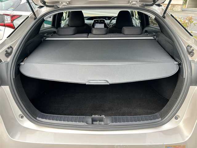 トヨタ プリウス Sセーフティプラス 愛媛県 2016(平28)年 3.5万km スティールブロンドM 禁煙車/登録時走行距離：34709km/ディーラーオプション純正9インチナビ/CD/DVD/フルセグTV/Bluetooth/バックカメラ/ビルトインETC2.0/ヘッドアップディスプレイ/衝突被害軽減システム/クリアランスソナー/横滑り防止装置/レーンキープアシスト/パーキングアシスト/LEDヘッドライト/フォグランプ/オートライト/オートマチックハイビーム/エンジンスタートボタン/スマートキー/スペアキー/純正フロアマット/純正15インチアルミホイール