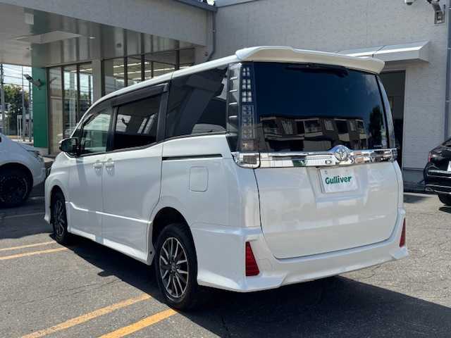 トヨタ ヴォクシー ZS 道東・釧路十勝 2014(平26)年 7.6万km ホワイトパールクリスタルシャイン 4WD/7人乗り/寒冷地仕様/純正9インチメモリーナビ/  (DVD/CD/フルセグTV/Bluetooth)/バックカメラ/純正フリップダウンモニター/両側パワースライドドア/LEDヘッドライト/フォグライト/革巻きステアリング/ステアリングリモコン/アイドリングストップ/ドライブレコーダー/ウィンカーミラー/電動格納ミラー/フロントワイパーデアイサー/ビルトインETC/運転席シートリフター/純正ドアバイザー/純正フロアマット/純正キーレス一体型エンジンスターター/ディーラー記録簿 R1/2/3/4/5/スマートキー/エンジンプッシュスタート/スペアキー/取扱説明書/保証書/ナビ取説/純正16インチアルミホイール