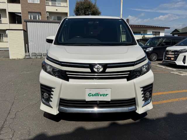 トヨタ ヴォクシー ZS 道東・釧路十勝 2014(平26)年 7.6万km ホワイトパールクリスタルシャイン 4WD/7人乗り/寒冷地仕様/純正9インチメモリーナビ/  (DVD/CD/フルセグTV/Bluetooth)/バックカメラ/純正フリップダウンモニター/両側パワースライドドア/LEDヘッドライト/フォグライト/革巻きステアリング/ステアリングリモコン/アイドリングストップ/ドライブレコーダー/ウィンカーミラー/電動格納ミラー/フロントワイパーデアイサー/ビルトインETC/運転席シートリフター/純正ドアバイザー/純正フロアマット/純正キーレス一体型エンジンスターター/ディーラー記録簿 R1/2/3/4/5/スマートキー/エンジンプッシュスタート/スペアキー/取扱説明書/保証書/ナビ取説/純正16インチアルミホイール