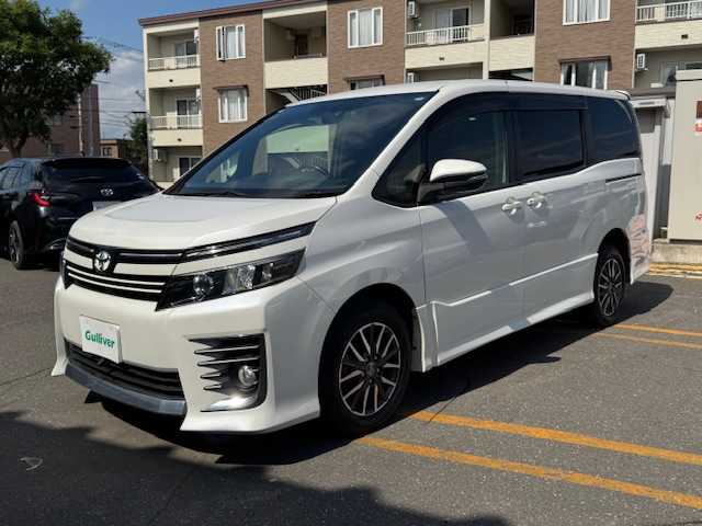 トヨタ ヴォクシー ZS 道東・釧路十勝 2014(平26)年 7.6万km ホワイトパールクリスタルシャイン 4WD/7人乗り/寒冷地仕様/純正9インチメモリーナビ/  (DVD/CD/フルセグTV/Bluetooth)/バックカメラ/純正フリップダウンモニター/両側パワースライドドア/LEDヘッドライト/フォグライト/革巻きステアリング/ステアリングリモコン/アイドリングストップ/ドライブレコーダー/ウィンカーミラー/電動格納ミラー/フロントワイパーデアイサー/ビルトインETC/運転席シートリフター/純正ドアバイザー/純正フロアマット/純正キーレス一体型エンジンスターター/ディーラー記録簿 R1/2/3/4/5/スマートキー/エンジンプッシュスタート/スペアキー/取扱説明書/保証書/ナビ取説/純正16インチアルミホイール