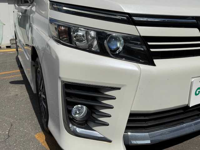 トヨタ ヴォクシー ZS 道東・釧路十勝 2014(平26)年 7.6万km ホワイトパールクリスタルシャイン 4WD/7人乗り/寒冷地仕様/純正9インチメモリーナビ/  (DVD/CD/フルセグTV/Bluetooth)/バックカメラ/純正フリップダウンモニター/両側パワースライドドア/LEDヘッドライト/フォグライト/革巻きステアリング/ステアリングリモコン/アイドリングストップ/ドライブレコーダー/ウィンカーミラー/電動格納ミラー/フロントワイパーデアイサー/ビルトインETC/運転席シートリフター/純正ドアバイザー/純正フロアマット/純正キーレス一体型エンジンスターター/ディーラー記録簿 R1/2/3/4/5/スマートキー/エンジンプッシュスタート/スペアキー/取扱説明書/保証書/ナビ取説/純正16インチアルミホイール