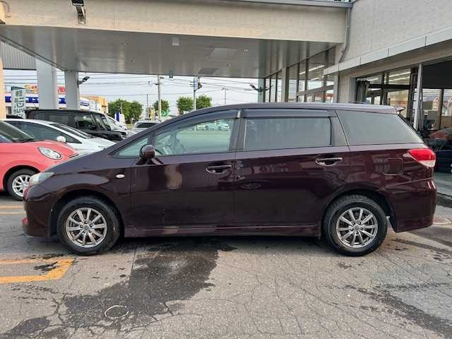 トヨタ ウィッシュ 1．8X HIDセレクション 道東・釧路十勝 2010(平22)年 9.6万km ブラキッシュレッドマイカ 4WD/純正SDナビ NSCN-W60/（CD/ラジオ/ワンセグTV/AUX）/バックカメラ/社外エンジンスターター/社外AW夏タイヤ積載（2020年　溝4）/3列シート/革巻きステアリング/センターデフロック/横滑り防止装置/盗難防止装置/オートライト/電動格納ミラー/ドアバイザー/純正フロアマット/取扱説明書/記録簿（R3、5年）/スペアキー1本