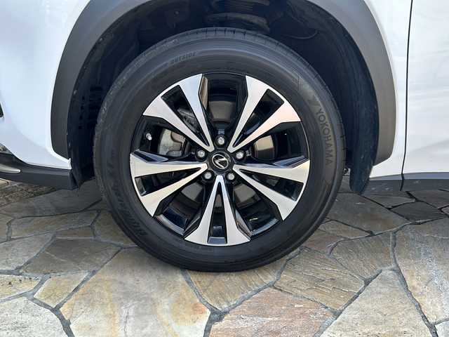 レクサス ＮＸ 300 Fスポーツ 静岡県 2019(令1)年 9.5万km ホワイトノーヴァガラスフレーク 【主要装備】/純正ナビ　/ＥＴＣ　/バックカメラ　/サンルーフ　/Ｂｌｕｅｔｏｏｔｈ　/ＬＥＤオートライト　/電動リアゲート　/置くだけ充電　/ドラレコ　/革シート　/シートヒーター　/エアシート　/フロアマット　/レーダークルーズコントロール/レーンキープアシスト/前後コーナーセンサー