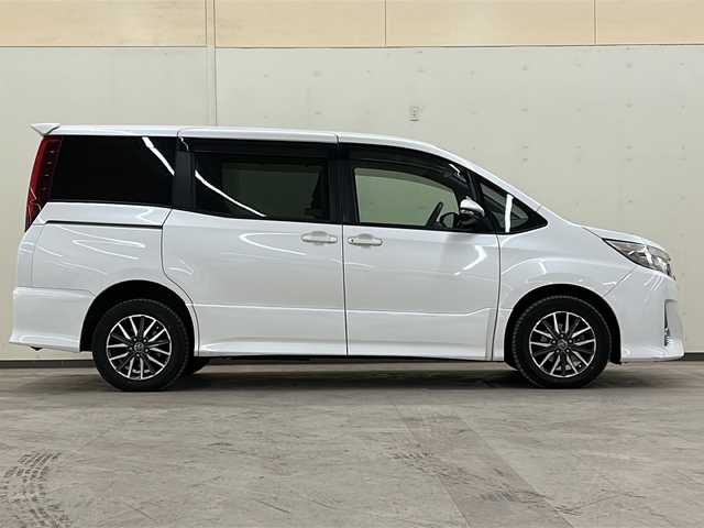 トヨタ ノア Si 道央・札幌 2014(平26)年 8.2万km ホワイトパールクリスタルシャイン /4WD//寒冷地仕様//ワンオーナー//ETC//純正AWサマータイヤ//社外AWスタッドレスタイヤ付き//純正フロアマット//純正メモリナビ　NSZT－W64//純正フルセグテレビ//純正フリップダウンモニター//バックカメラ//アイドリングストップ//ドアバイザー//プッシュスタート//片側パワースライドドア//フォグライト//横滑り防止装置