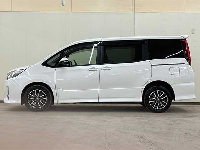 トヨタ ノア Si 道央・札幌 2014(平26)年 8.2万km ホワイトパールクリスタルシャイン /4WD//寒冷地仕様//ワンオーナー//ETC//純正AWサマータイヤ//社外AWスタッドレスタイヤ付き//純正フロアマット//純正メモリナビ　NSZT－W64//純正フルセグテレビ//純正フリップダウンモニター//バックカメラ//アイドリングストップ//ドアバイザー//プッシュスタート//片側パワースライドドア//フォグライト//横滑り防止装置