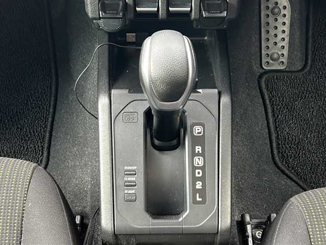 スズキ ジムニー シエラ JC 京都府 2020(令2)年 6.8万km ピュアホワイトP 4WD　MTモード付AT　セーフティーサポート　クルーズコントロール　ダウンヒルアシストコントロール　シートヒーター　ブルートゥースオーディオ　AUX　USB入力端子　LEDヘッドライト　