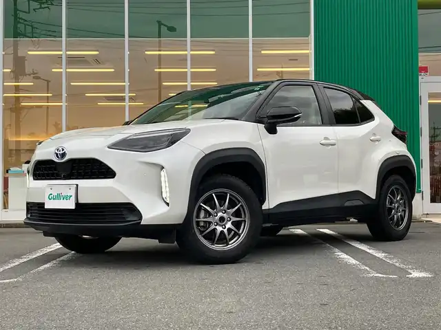 トヨタ ヤリスクロス ハイブリッド Z 静岡県 2021(令3)年 3.2万km ブラックマイカ/ホワイトパールクリスタルシャイン 2トーン エンジンスタートストップ/パワーステアリング/パワーウィンドウ/アイドリングストップ/オートエアコン/スマートキー/クルーズコントロール/ETC/USB入力端子/全方位カメラ/純正ナビ（BT.フルセグ）/ドライブレコーダー前後/電動リアゲート/純正フロアマット/D席パワーシート/D席N席シートヒーター/社外アルミホイール/ABS/横滑り防止装置/コーナーセンサー前後/レーンキープアシスト/オートライト/オートマチックハイビーム/LEDライト/W+サイドエアバック/衝突軽減システム/ステアリングヒーター