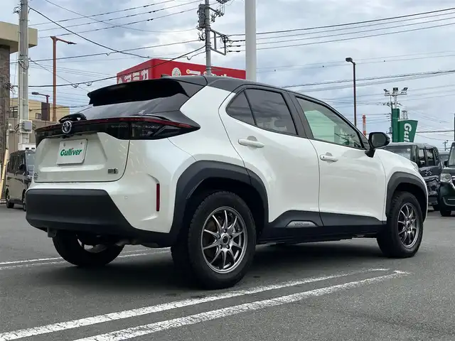 トヨタ ヤリスクロス ハイブリッド Z 静岡県 2021(令3)年 3.2万km ブラックマイカ/ホワイトパールクリスタルシャイン 2トーン エンジンスタートストップ/パワーステアリング/パワーウィンドウ/アイドリングストップ/オートエアコン/スマートキー/クルーズコントロール/ETC/USB入力端子/全方位カメラ/純正ナビ（BT.フルセグ）/ドライブレコーダー前後/電動リアゲート/純正フロアマット/D席パワーシート/D席N席シートヒーター/社外アルミホイール/ABS/横滑り防止装置/コーナーセンサー前後/レーンキープアシスト/オートライト/オートマチックハイビーム/LEDライト/W+サイドエアバック/衝突軽減システム/ステアリングヒーター