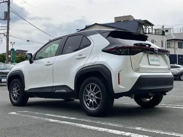 トヨタ ヤリスクロス ハイブリッド Z 静岡県 2021(令3)年 3.2万km ブラックマイカ/ホワイトパールクリスタルシャイン 2トーン エンジンスタートストップ/パワーステアリング/パワーウィンドウ/アイドリングストップ/オートエアコン/スマートキー/クルーズコントロール/ETC/USB入力端子/全方位カメラ/純正ナビ（BT.フルセグ）/ドライブレコーダー前後/電動リアゲート/純正フロアマット/D席パワーシート/D席N席シートヒーター/社外アルミホイール/ABS/横滑り防止装置/コーナーセンサー前後/レーンキープアシスト/オートライト/オートマチックハイビーム/LEDライト/W+サイドエアバック/衝突軽減システム/ステアリングヒーター