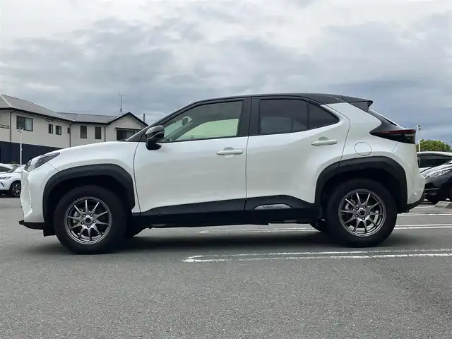 トヨタ ヤリスクロス ハイブリッド Z 静岡県 2021(令3)年 3.2万km ブラックマイカ/ホワイトパールクリスタルシャイン 2トーン エンジンスタートストップ/パワーステアリング/パワーウィンドウ/アイドリングストップ/オートエアコン/スマートキー/クルーズコントロール/ETC/USB入力端子/全方位カメラ/純正ナビ（BT.フルセグ）/ドライブレコーダー前後/電動リアゲート/純正フロアマット/D席パワーシート/D席N席シートヒーター/社外アルミホイール/ABS/横滑り防止装置/コーナーセンサー前後/レーンキープアシスト/オートライト/オートマチックハイビーム/LEDライト/W+サイドエアバック/衝突軽減システム/ステアリングヒーター