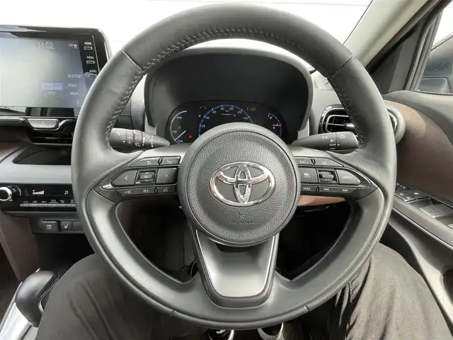 トヨタ ヤリスクロス ハイブリッド Z 千葉県 2021(令3)年 3.2万km ブラックマイカ/ホワイトパールクリスタルシャイン 2トーン エンジンスタートストップ/パワーステアリング/パワーウィンドウ/アイドリングストップ/オートエアコン/スマートキー/クルーズコントロール/ETC/USB入力端子/全方位カメラ/純正ナビ（BT.フルセグ）/ドライブレコーダー前後/電動リアゲート/純正フロアマット/D席パワーシート/D席N席シートヒーター/社外アルミホイール/ABS/横滑り防止装置/コーナーセンサー前後/レーンキープアシスト/オートライト/オートマチックハイビーム/LEDライト/W+サイドエアバック/衝突軽減システム/ステアリングヒーター