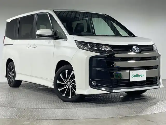トヨタ ノア ハイブリッド S－Z 神奈川県 2025(令7)年 0.1万km未満 ホワイトパールクリスタルシャイン 登録済未使用車/純正10.5型ディスプレイオーディオ/AM FM フルセグ Bluetooth USB CD DVD HDMI/バックカメラ/両側パワースライドドア/快適利便パッケージ/ハンズフリーパワースライドドア/パワーバックドア/ナノイーX/ステアリングヒーター/シートヒーター/オットマン/角度調整付アームレスト/セーフティセンス/レーダークルーズコントロール/レーンディパーチャーアラート/プリクラッシュセーフティ/クリアランスソナー/パーキングサポートブレーキ/ロードサインアシスト/プロアクティブドライビングアシスト/ステアリングリモコン/オートホールド/ビルトインETC2.0/ハーフレザーシート/LEDヘッドライト/オートライト/オートマチックハイビーム/スマートキー/スペアキー/純正17インチアルミホイル