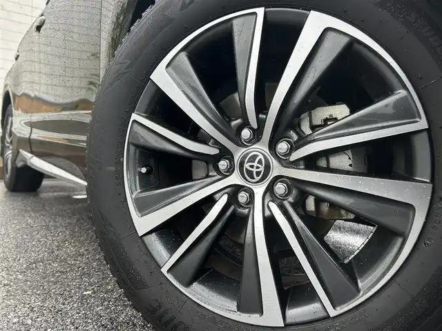 トヨタ ハリアー G 滋賀県 2023(令5)年 4.6万km ブラック ガソリン/2WD(FF)/CVT/モデリスタエアロ/社外テールレンズ/８インチディスプレイオーディオ/(FM/AM/フルセグ/Bluetooth)/バックカメラ/ETC2.0/デジタルインナーミラー(録画機能付き)/積込夏タイヤ(ホイール無し)/ＴｏｙｏｔａＳａｆｅｔｙＳｅｎｓｅ/・プリクラッシュブレーキアシスト	/・パーキングサポートブレーキ/・ブラインドスポットモニター/・レーンキープアシスト/・レーダークルーズコントロール/・標識検知機能	/電動格納ミラー/電動リアゲート/電動パーキング/ブレーキホールド/革巻きステアリング/ステアリングスイッチ/オートライト/LEDヘッドライト/フロントフォグ/オートマチックハイビーム/フルオートエアコン/プッシュスタート/スマートキー/純正フロアマット/ドアバイザー/USB端子/ドライブモードセレクト/ドリンクホルダー付き