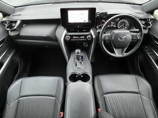 トヨタ ハリアー G 愛知県 2023(令5)年 4.6万km ブラック ガソリン/2WD(FF)/CVT/モデリスタエアロ/社外テールレンズ/８インチディスプレイオーディオ/(FM/AM/フルセグ/Bluetooth)/バックカメラ/ETC2.0/デジタルインナーミラー(録画機能付き)/積込夏タイヤ(ホイール無し)/ＴｏｙｏｔａＳａｆｅｔｙＳｅｎｓｅ/・プリクラッシュブレーキアシスト	/・パーキングサポートブレーキ/・ブラインドスポットモニター/・レーンキープアシスト/・レーダークルーズコントロール/・標識検知機能	/電動格納ミラー/電動リアゲート/電動パーキング/ブレーキホールド/革巻きステアリング/ステアリングスイッチ/オートライト/LEDヘッドライト/フロントフォグ/オートマチックハイビーム/フルオートエアコン/プッシュスタート/スマートキー/純正フロアマット/ドアバイザー/USB端子/ドライブモードセレクト/ドリンクホルダー付き