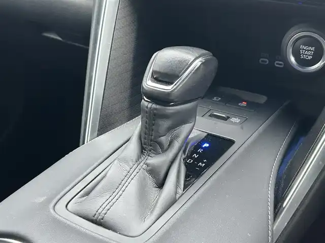 トヨタ ハリアー G 滋賀県 2023(令5)年 4.6万km ブラック ガソリン/2WD(FF)/CVT/モデリスタエアロ/社外テールレンズ/８インチディスプレイオーディオ/(FM/AM/フルセグ/Bluetooth)/バックカメラ/ETC2.0/デジタルインナーミラー(録画機能付き)/積込夏タイヤ(ホイール無し)/ＴｏｙｏｔａＳａｆｅｔｙＳｅｎｓｅ/・プリクラッシュブレーキアシスト	/・パーキングサポートブレーキ/・ブラインドスポットモニター/・レーンキープアシスト/・レーダークルーズコントロール/・標識検知機能	/電動格納ミラー/電動リアゲート/電動パーキング/ブレーキホールド/革巻きステアリング/ステアリングスイッチ/オートライト/LEDヘッドライト/フロントフォグ/オートマチックハイビーム/フルオートエアコン/プッシュスタート/スマートキー/純正フロアマット/ドアバイザー/USB端子/ドライブモードセレクト/ドリンクホルダー付き