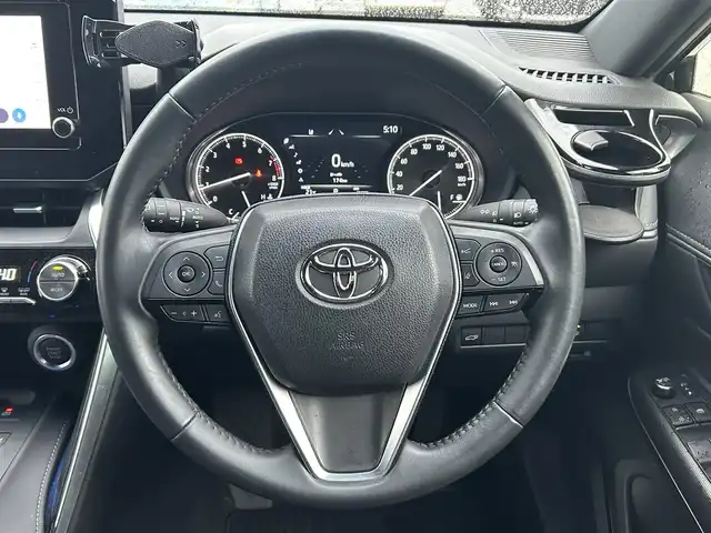 トヨタ ハリアー G 滋賀県 2023(令5)年 4.6万km ブラック ガソリン/2WD(FF)/CVT/モデリスタエアロ/社外テールレンズ/８インチディスプレイオーディオ/(FM/AM/フルセグ/Bluetooth)/バックカメラ/ETC2.0/デジタルインナーミラー(録画機能付き)/積込夏タイヤ(ホイール無し)/ＴｏｙｏｔａＳａｆｅｔｙＳｅｎｓｅ/・プリクラッシュブレーキアシスト	/・パーキングサポートブレーキ/・ブラインドスポットモニター/・レーンキープアシスト/・レーダークルーズコントロール/・標識検知機能	/電動格納ミラー/電動リアゲート/電動パーキング/ブレーキホールド/革巻きステアリング/ステアリングスイッチ/オートライト/LEDヘッドライト/フロントフォグ/オートマチックハイビーム/フルオートエアコン/プッシュスタート/スマートキー/純正フロアマット/ドアバイザー/USB端子/ドライブモードセレクト/ドリンクホルダー付き